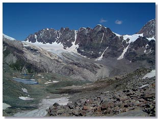 Dalla bocchetta delle Forbici occorre scendere per giungere al Cimitero degli Alpini (Foto R.Moiola).