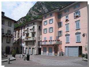 Piazza Pestalozzi a Chiavenna. Foto di M. Dei Cas