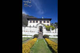 Il giardino che porta all'ingresso (foto R. Moiola)