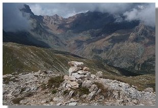 La val Airale ed il passo di Corna Rossa visti dalla cima del Sasso Bianco (foto M. Dei Cas)