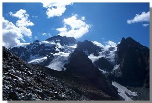 Il monte Disgrazia e, alla sua destra, il pizzo Ventina (foto M. Dei Cas)