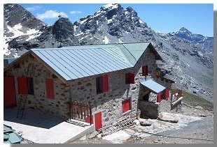 Il rifugio Carate Brianza (foto M. Dei Cas)
