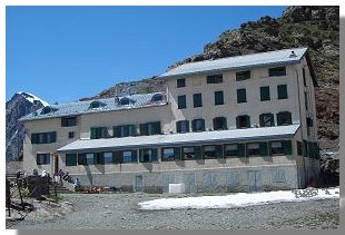 Il rifugio Marinelli-Bombardieri (foto M. Dei Cas)