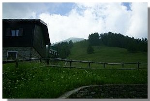 Il bar Bianco e, sullo sfondo, la Cima della Rosetta. Foto di M. Dei Cas