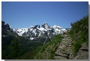 Il sentiero che porta al rifugio Trona Soliva. Foto di M. Dei Cas