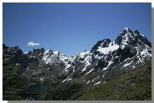 Il pizzo e la diga di Trona visti dal rifugio omonimo. Foto di M. Dei Cas