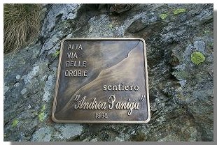 La targa del sentiero Andrea Paniga al passo del Forcellino. Foto di M. Dei Cas