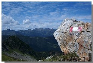 Un ultimo sguardo alla valle di Bitto di Albaredo ed alle Orobie occidentali, viste dal passo di Pedena. Foto di M. Dei Cas