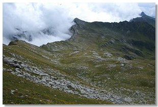 Giunti in prossimit&agrave; della cima di Lemma, gettiamo uno sguardo sull'alta val di Lemma. Foto di M. Dei Cas