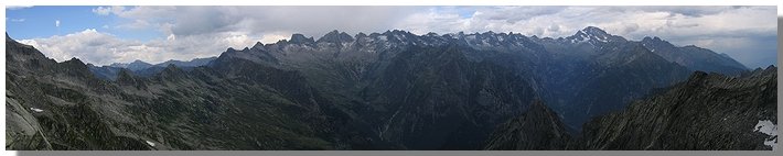 La testata della Val Masino vista dal passo del Calvo. Foto di M. Dei Cas