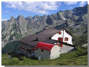 Il rifugio Omio. Foto di M. Dei Cas