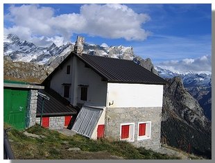 Il rifugio Omio. Foto di M. Dei Cas