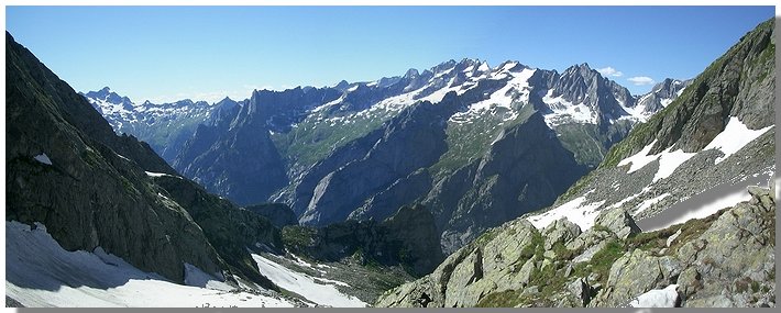 La Val di Mello vista dal passo Romilla. Foto di M. Dei Cas