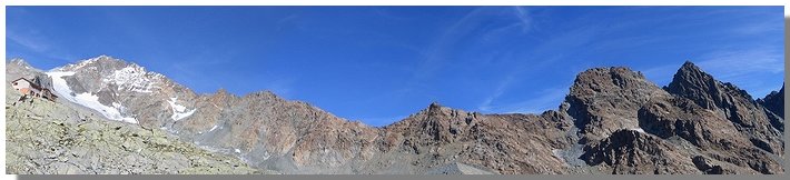 Il rifugio Ponti, il monte Disgrazia ed i Corni Bruciati. Foto di M. Dei Cas