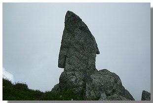 Caratteristico spuntone di roccia al passo del Barbacan nord. Foto M.Dei Cas