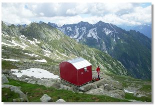 Il bivacco Molteni-Valsecchi (foto M.Dei Cas)