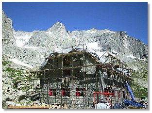 Il rifugio Allievi, rovinato da una valanga scesa nella primavera del 2001 (foto di M. Dei Cas)