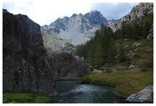 I Corni Bruciati sullo sfondo della piana della Val Torreggio. Foto di M.Dei Cas