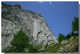 L'immane parete del Qualido fa sentire all'escursionista che risale la valle tutta la sua pochezza. Foto M. Dei Cas