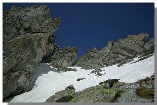 Lo stretto intaglio del passo dell'Averta chiude il breve canalino che permette di raggiungerlo. Foto M. Dei Cas
