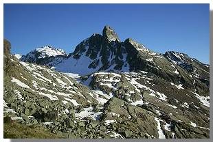 Il Dente del Varrone, visto dal sentiero bocchetta di Trona-bocchetta della Cazza. Foto di M. Dei Cas