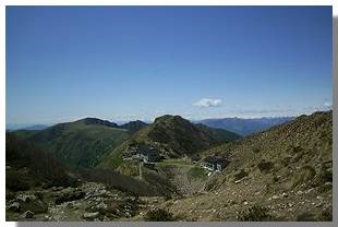 La bocchetta della Cazza e, poco sotto, il rifugio Santa Rita. Foto di M. Dei Cas