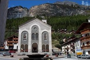 Il Sass de Scegn, alle spalle della chiesa di Isolaccia. Foto di M.  Dei Cas