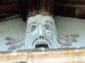 L'invidia, sulla facciata della chiesa di S. Michele nel centro di Castello dell'Acqua. Foto di M.  Dei Cas