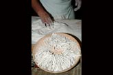Una fase della preparazione dei Pizzoccheri (foto R. Moiola)