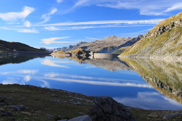 Il lago di Montespluga riflette le cime della Valle Spluga (foto R.Moiola) Il lago di Montespluga riflette le cime della Valle Spluga (foto R.Moiola)