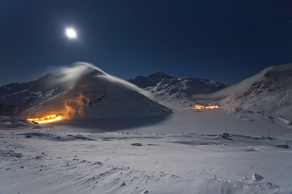 Il lago di Montespluga in abito invernale notturno (foto J.Ruffoni)
Il lago di Montespluga in abito invernale notturno (foto J.Ruffoni)