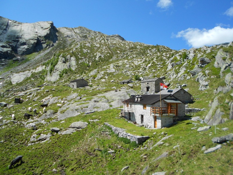 L'Alpe Lavorerio e l'omonimo rifugio (foto A. Pavanello)
