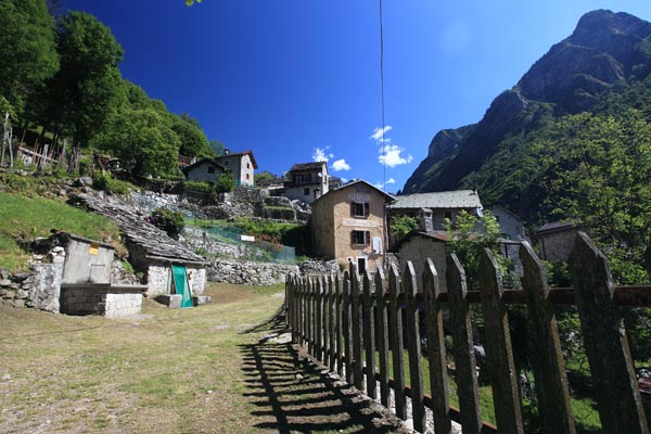 Il piccolo borgo di Codera (foto R.Moiola) Il piccolo borgo di Codera (foto R.Moiola)