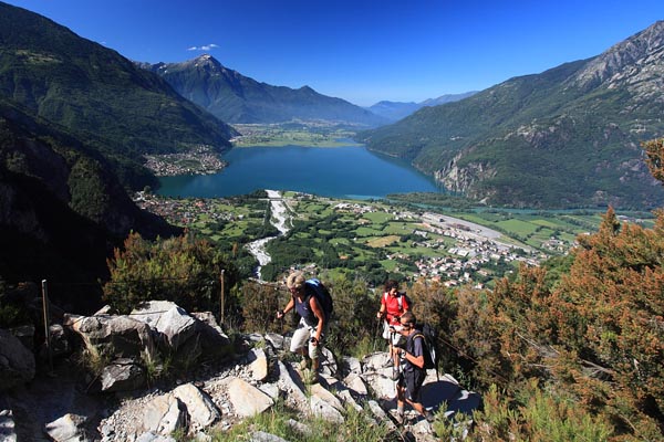 Escursionisti risalgono il sentiero per Codera, sullo sfondo la Valchiavenna (foto R.Moiola) Escursionisti risalgono il sentiero per Codera, sullo sfondo la Valchiavenna (foto R.Moiola)