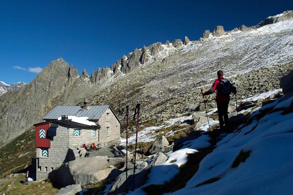 Escursionista nei pressi della Chamanna Sciora, sullo sfondo la valle verso il Passo di Cacciabella (foto R.Moiola)