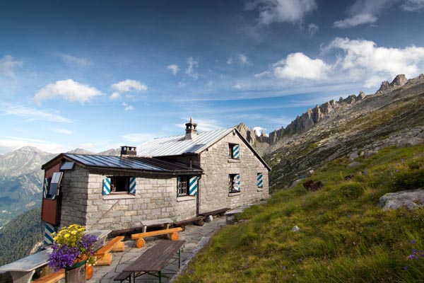 Il rifugio Sciora in Val Bondasca, Bregaglia (foto V.Vaninetti)