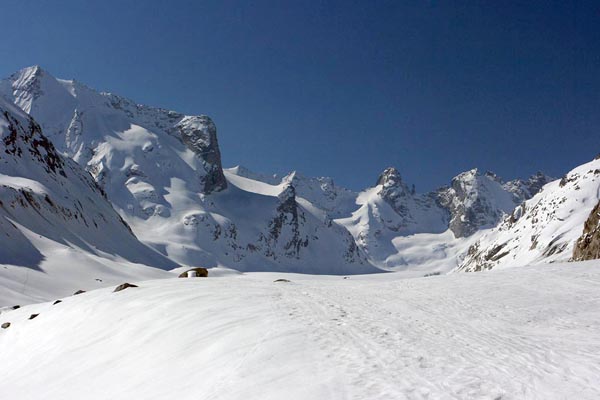 La testata della valle del Forno con il volto svizzero delle cime della Valmasino (foto L. Bruseghini)