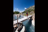 Attraversando il torrente che sgorga dalla piana di Predarossa (foto V.Vaninetti)