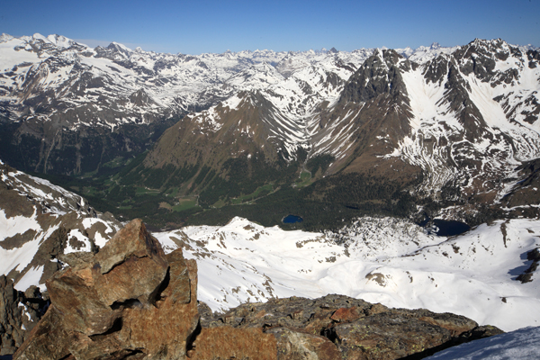 Dalla vetta uno sguardo alla val de Camp in Svizzera (foto R.Ganassa) Dalla vetta uno sguardo alla val de Camp in Svizzera (foto R.Ganassa)