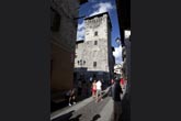 Turisti passeggiano per le vie di Bormio (foto R. Moiola) Turisti passeggiano per le vie di Bormio (foto R. Moiola)