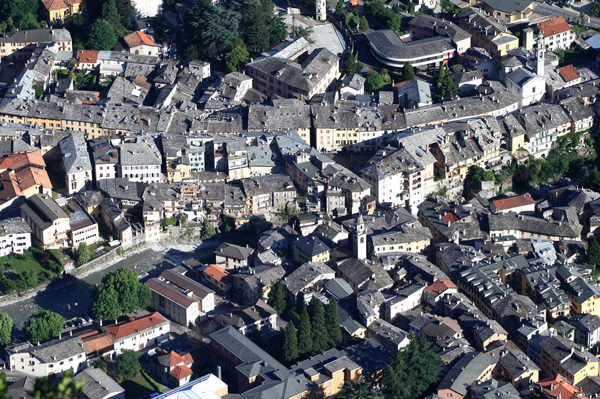 Veduta aerea del centro storico di Chiavenna (foto R. Moiola) Veduta aerea del centro storico di Chiavenna (foto R. Moiola)