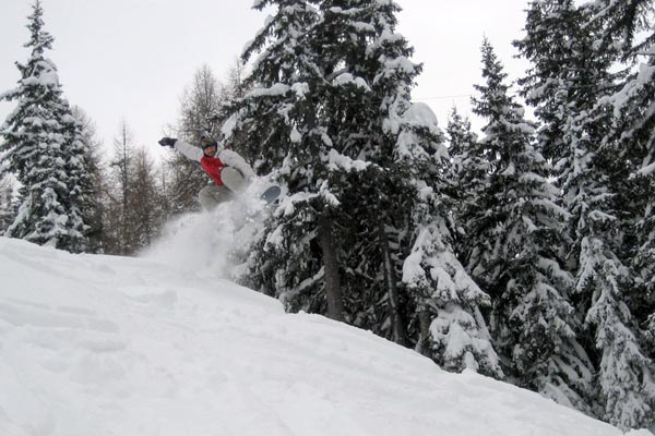 Snowboarder in azione in neve fresca (foto F. Vaninetti) Snowboarder in azione in neve fresca (foto F. Vaninetti)