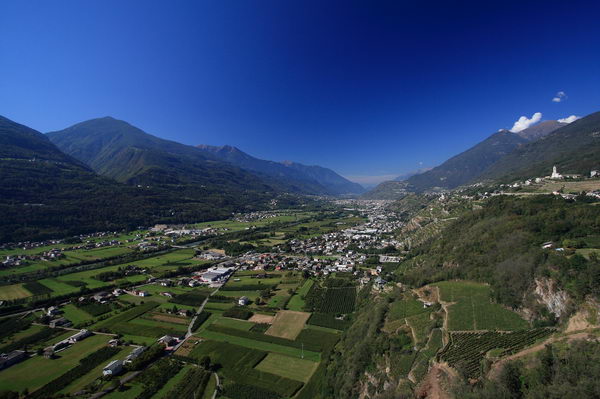 Panoramica sul fondovalle da Montagna in Valtellina (foto R. Moiola) Panoramica sul fondovalle da Montagna in Valtellina (foto R. Moiola)