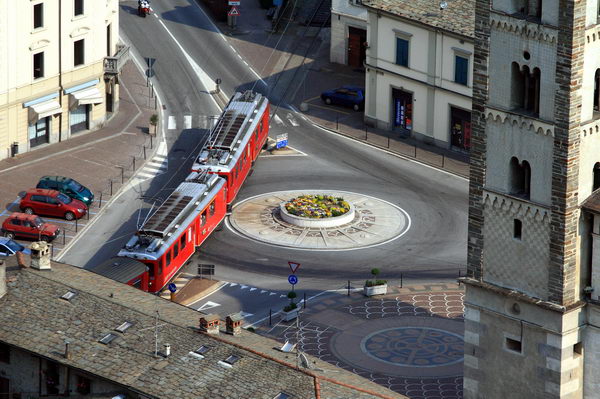 Il Trenino del Bernina attraversa la città (foto R. Moiola) Il Trenino del Bernina attraversa la città (foto R. Moiola)