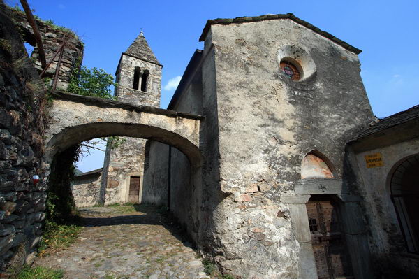 Xenodochio e Chiesa Santa Perpetua a Tirano (foto R. Moiola) Xenodochio e Chiesa Santa Perpetua a Tirano (foto R. Moiola)