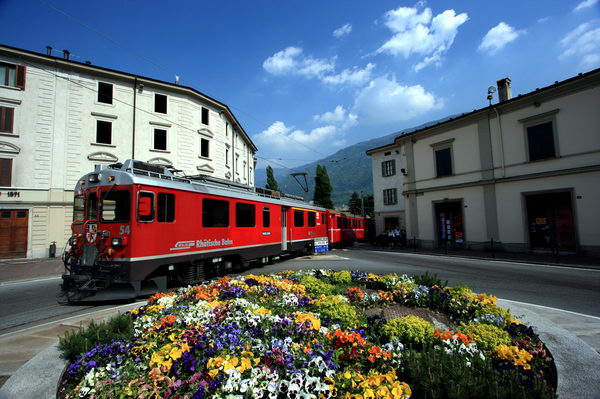 Il Trenino del Bernina attraversa la città (foto R. Moiola) Il Trenino del Bernina attraversa la città (foto R. Moiola)